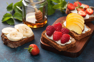 Toasts with cream cheese and fresh berries
