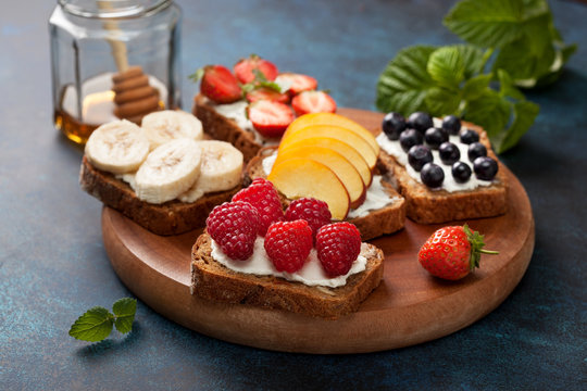 Toasts with cream cheese and fresh berries