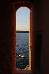 Kroatische Adriaküste durch's  Fenster