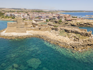 Vista aerea del castello aragonese di Le Castella, Calabria, Italia: il Mar Ionio, costruito su una...