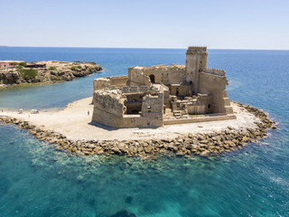 Vista aerea del castello aragonese di Le Castella, Calabria, Italia: il Mar Ionio, costruito su una...