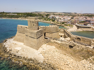 Vista aerea del castello aragonese di Le Castella, Calabria, Italia: il Mar Ionio, costruito su una...
