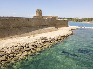 Vista aerea del castello aragonese di Le Castella, Calabria, Italia: il Mar Ionio, costruito su una...