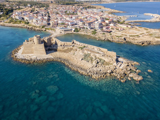 Vista aerea del castello aragonese di Le Castella, Calabria, Italia: il Mar Ionio, costruito su una...