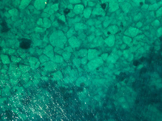 Vista aerea di scogli nel mare. Panoramica del fondo marino visto dall’alto, acqua trasparente