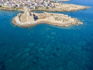 Vista aerea del castello aragonese di Le Castella, Calabria, Italia: il Mar Ionio, costruito su una...