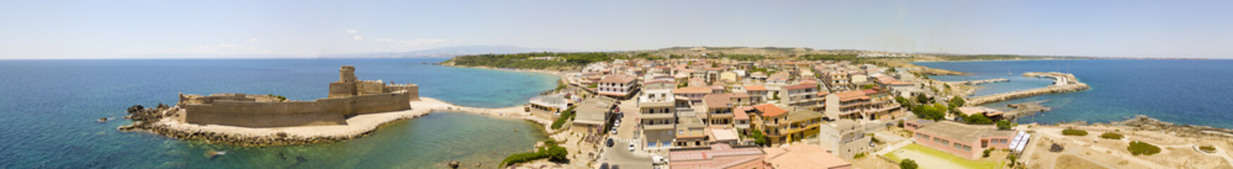 Vista aerea del castello aragonese di Le Castella, Calabria, Italia: il Mar Ionio, costruito su una...