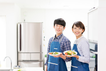 野菜のサラダ・楽しそうなカップル
