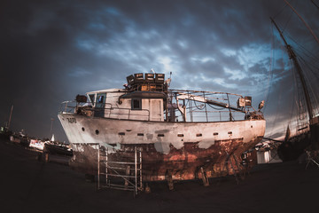 Schiff auf dem Trockendock