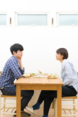 Fototapeta na wymiar 幸せなカップルの食卓