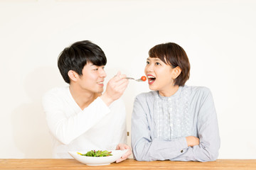 Obraz na płótnie Canvas 野菜を食べる男女