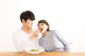 Obraz na płótnie Canvas 野菜を食べる男女