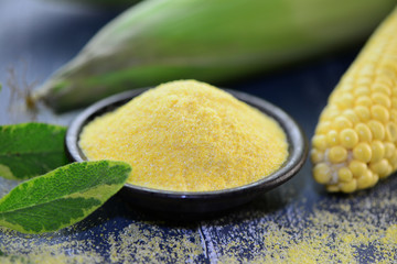 Polenta in Schüssel und Mais