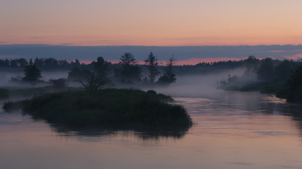 Zachód słońca nad rzeką 