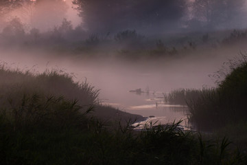 Fototapeta na wymiar Rzeka we mgle o poranku