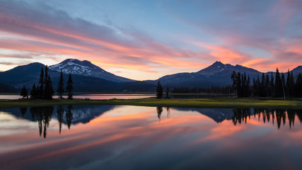Sparks Lake Summer Sunset in the Deschutes National Forest - obrazy, fototapety, plakaty