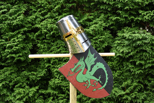 Ritterhelm mit Wappenschild an Holzkreuz 