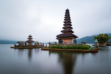 Obraz premium Ulun Danu Beratan Temple is a famous landmark located on the western side of the Beratan Lake , Bali ,Indonesia.