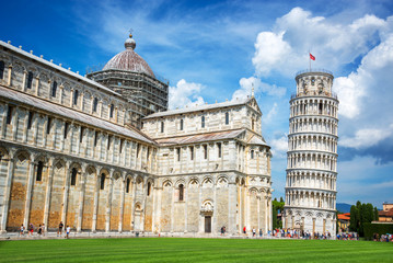 Obraz premium Leaning tower of Pisa and the cathedral (Duomo) in Pisa, Tuscany, Italy