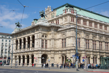 Fototapeta na wymiar VIENNA, AUSTRIA - APR 29th, 2017:Moving traffic in front of the famous and historic State Opera House - Staatsoper in Wien
