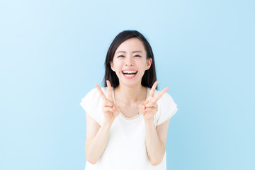 ピース・女性・ブルーバック