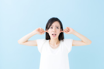 うるさい・女性・ブルーバック