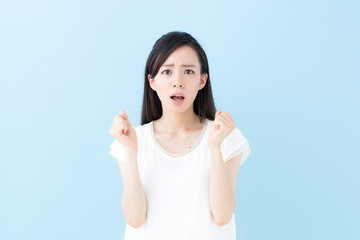 怒る女性・ブルーバック