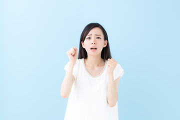 怒る女性・ブルーバック