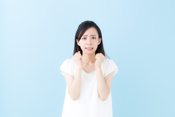 Fototapeta premium 怒る女性・ブルーバック