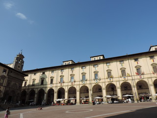 Fototapeta na wymiar Chiesa romanica con campanile, Arezzo, Toscana, Italia