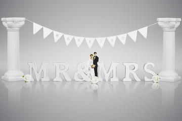 Obraz premium wedding day concept with bride and groom cake toppers