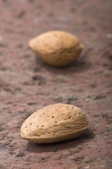 Mandeln auf Steinuntergrund - Nahaufnahme