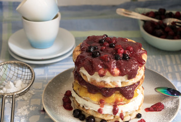 mit Marmelade und Sahne gefüllter Pancake-Stapel