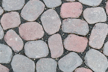 Unregelmäßig geformte Betonsteine, verlegt in einer Splittbettung