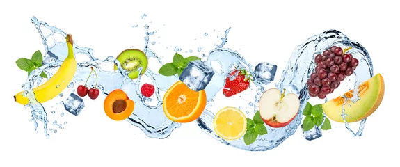 Küchenrückwand glas motiv Früchte Spritzwasser-Panorama mit verschiedenen Früchte-Eiswürfeln und frischen Pfefferminzblättern isoliert auf weißem Hintergrund