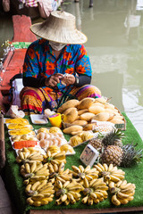 Obraz premium PATTAYA CITY, THAILAND – FEB, 3, 2017: Unidentified person in Pattaya City floating open air market in the southeast asian country of Thailand selling produce from a boat.