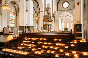 Obraz premium Riga, Latvia. Candles In The Riga Dom Dome Cathedral. Interior O