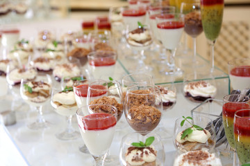 Słodkie i kolorowe desery na przyjęciu na szwedzkim stole. - obrazy, fototapety, plakaty