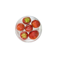 Erdbeeren im Glas mit Mineralwasser