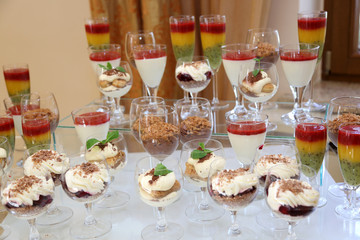 Słodkie i kolorowe desery na przyjęciu na szwedzkim stole. - obrazy, fototapety, plakaty