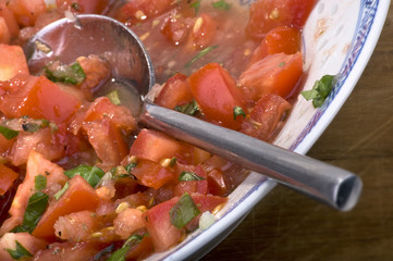 Tomaten mit Basilikum und Löffel