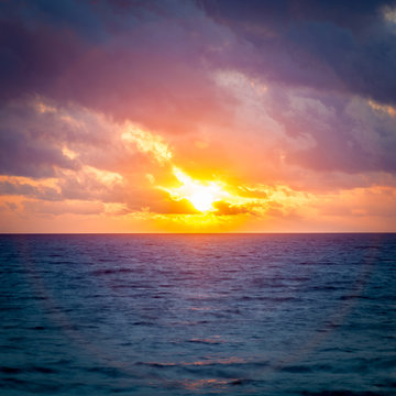 Fototapeta Halo effect surrounding the morning sunrise over the ocean. / Morning Sunrise Halo.