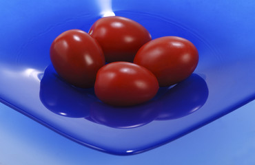 Tomaten auf blauer Schlüssel