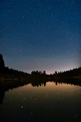  Melkweg en bergmeer met weerspiegelde sterren © gilitukha
