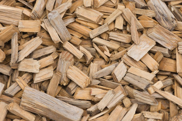 Holzstückchen auf Waldweg als Hintergrund