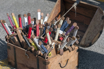 Pugnali e spade in legno in una cassa