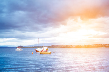 Obraz premium Blue lake Llanquihue with boats and coastline