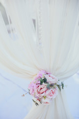 Праздничное украшение свадебного банкета в розовом цвете