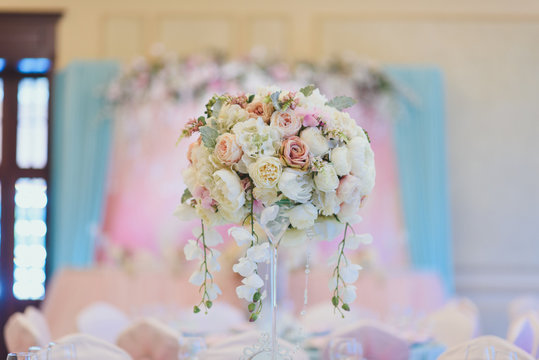 Праздничное украшение свадебного стола в розовом цвете