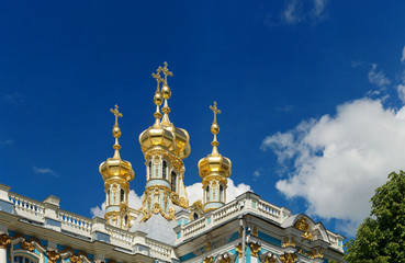 Fototapeta na wymiar Petersburg, Russia - June 29, 2017: Tsarskoe Selo. Golden domes of the church.